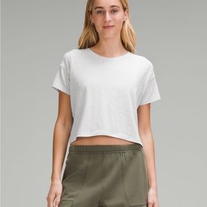 Cates Cropped T-Shirt In Heathered Core Ultra Light Grey